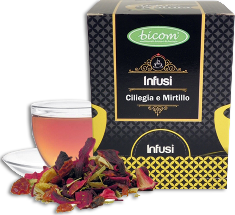 BICOM Infusi Ciliegia e Mirtillo čaj, elegantné balenie s výrazným čierno-zlatým dizajnom, zobrazené vedľa šálky červeného ovocného čaju s rozsypanými sušenými kúskami ovocia na popredí.